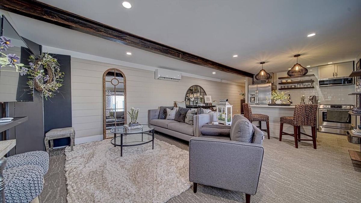 Blairsville Condo | Luxury Town Square Condo king Bed & W/D