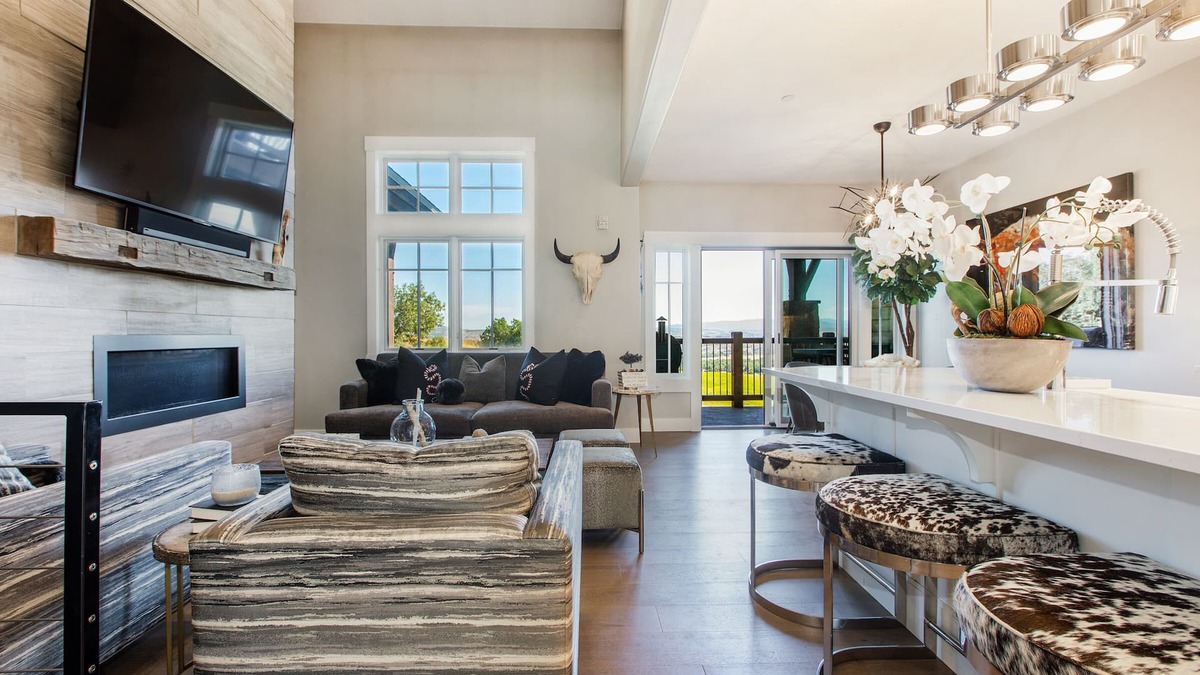 Sun Peak House | Luxury Townhome: Hot Tub, Golf, Skiing! Easy Access to Frostwood Gondola