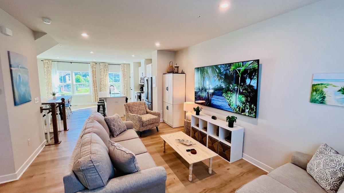 Bayside House | Luxury townhome w/pool & clubhouse access, community dock, kitchen & free WiFi