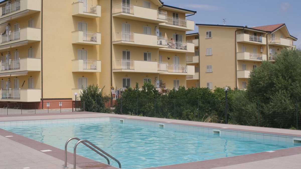 Marina di Caulonia Apartment | Luxury two bedroom two balcony holiday apartment 5 minutes from beach sleeps 6