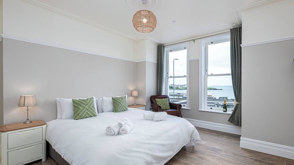 Cemaes Bay House | Luxury Ty Glas Beach House sleeps 22 across 11 ensuite rooms with indoor Swimspa
