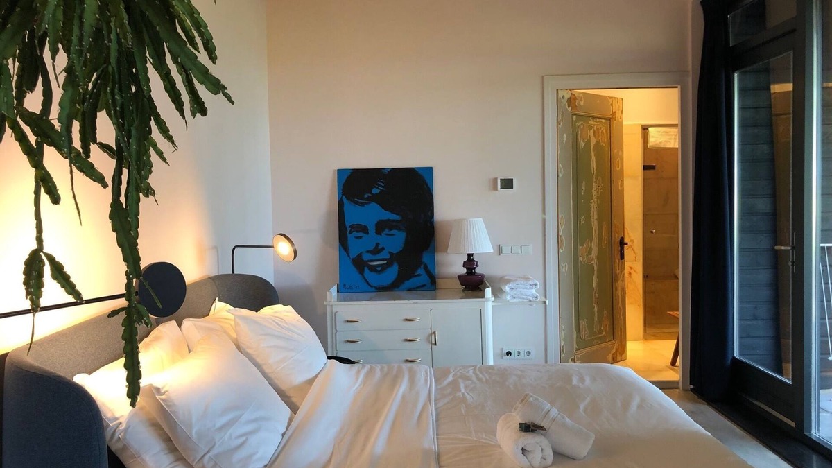 Lioessens Apartment | Luxury vacation studio near the Wadden Sea with private sauna.