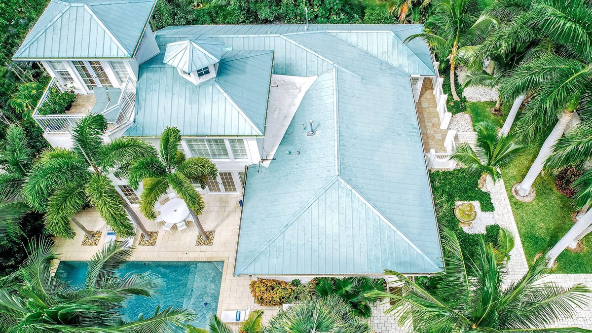 Southside House | Luxury Vacation Resort Experience. 10 min to beaches, restaurants, golf & shops.