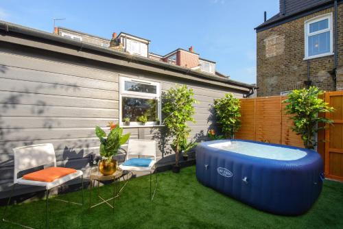 Leyton Apartment | Luxury Versace 2 Bed Hot Tub Pool Table Sky Tv