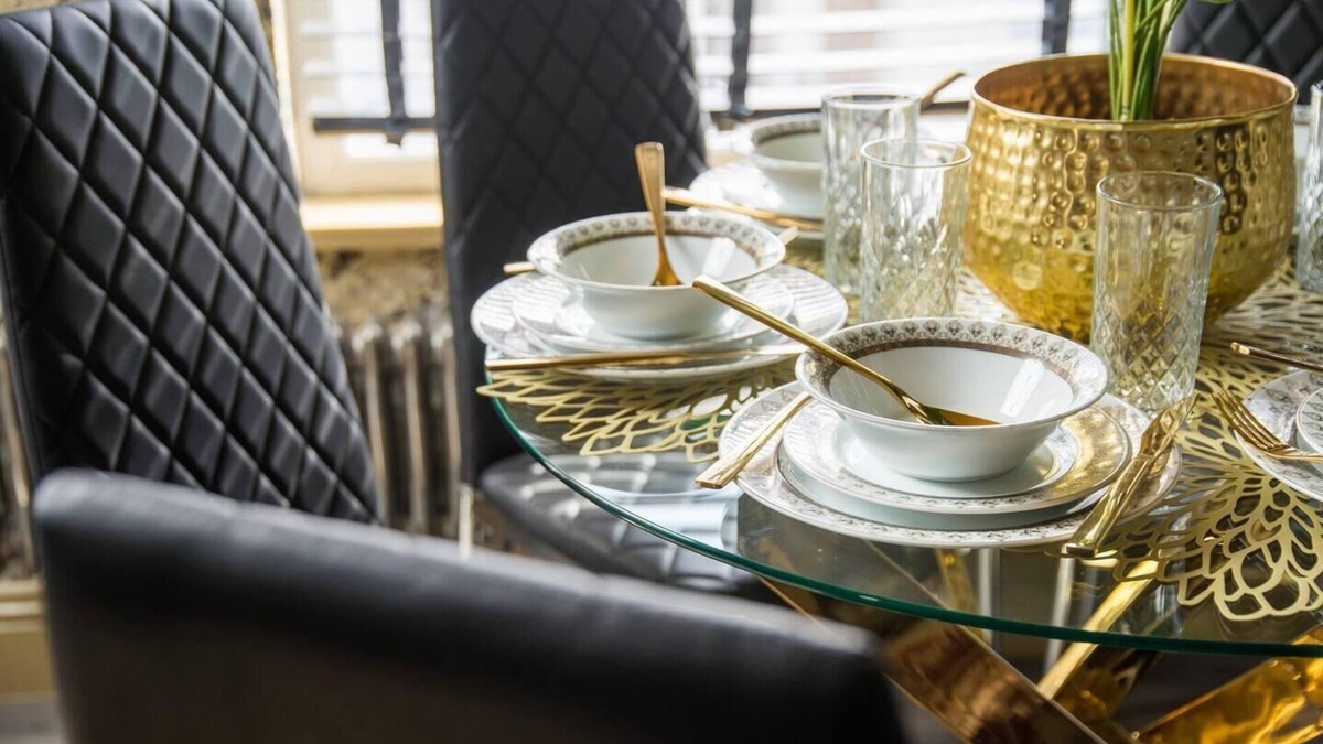 Leyton Villa | Luxury Versace Sleeps10, HotTub, Pool Table, SkyTV