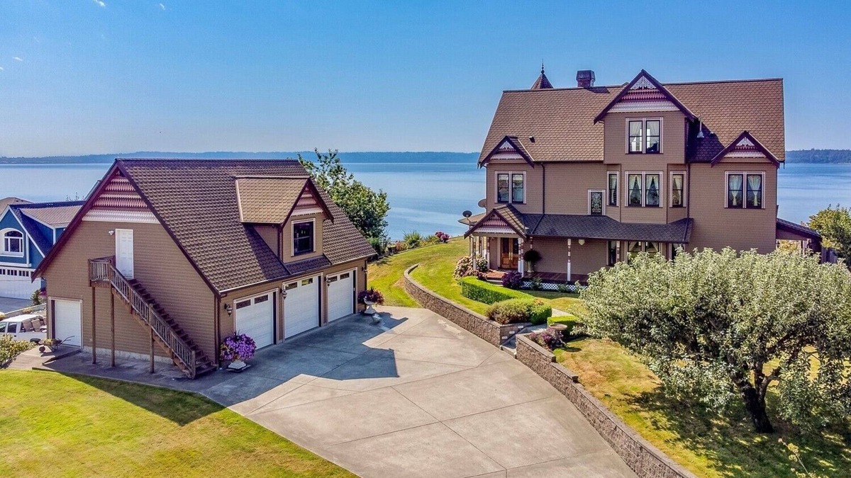 Tulalip House | Luxury Victoria Home Bayfront w/Private Beach in the Heart of the City!