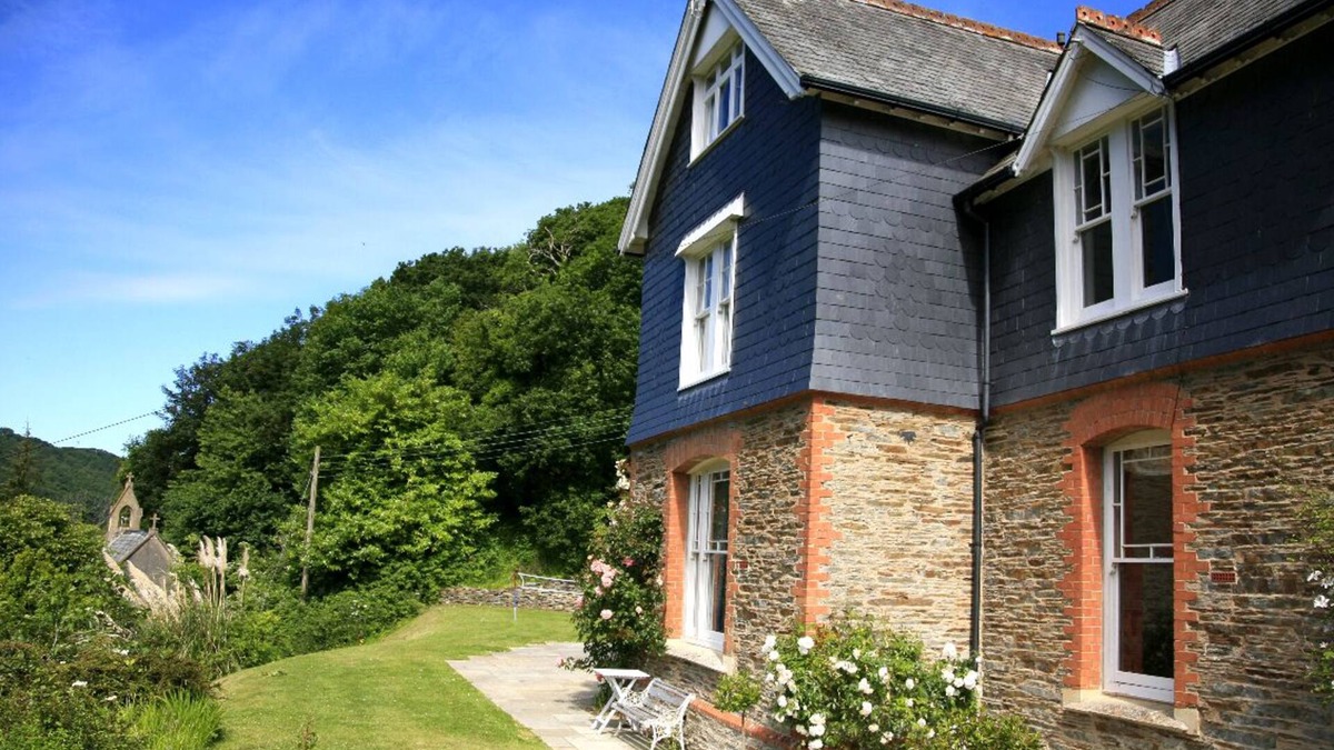 Lee House | Luxury Victorian Vicarage, stroll to beach, village pub and stunning cliff walks