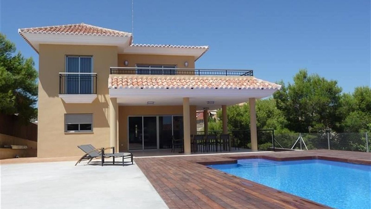 Alginet Villa | Luxury Vila with Pool, Garden, Terrace, Balcony, BBQ, A/C & Wi-Fi