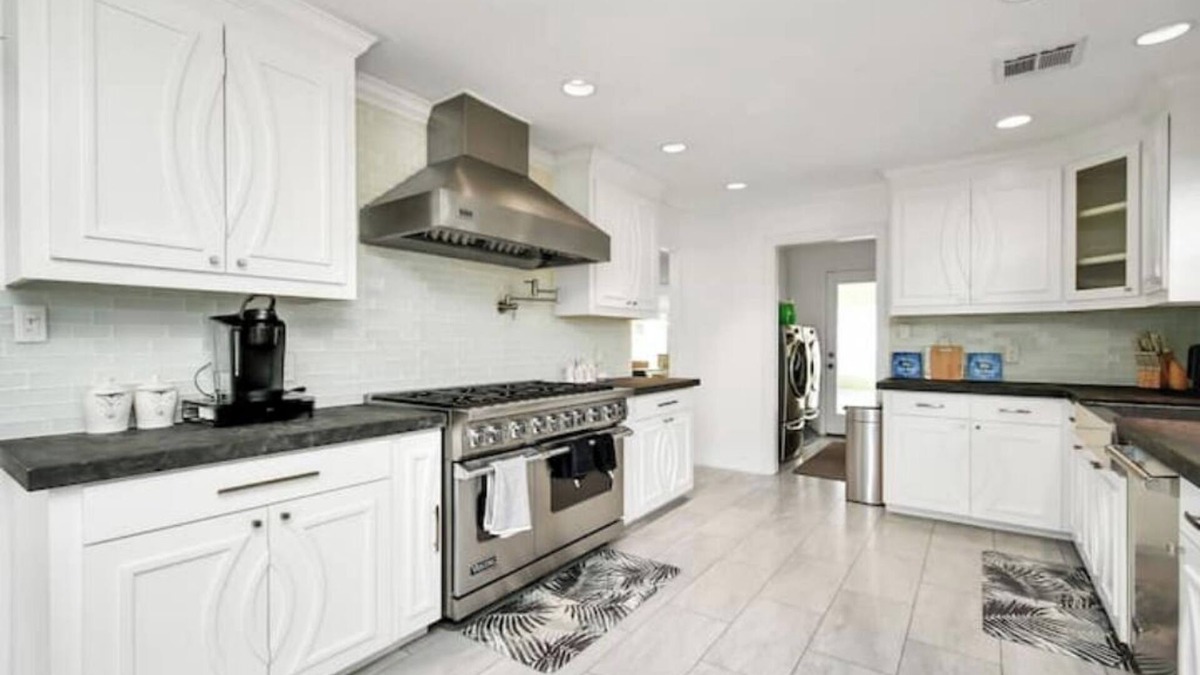 Waller House | Luxury villa. 3 ensuite bedrooms. Huge parkingnn