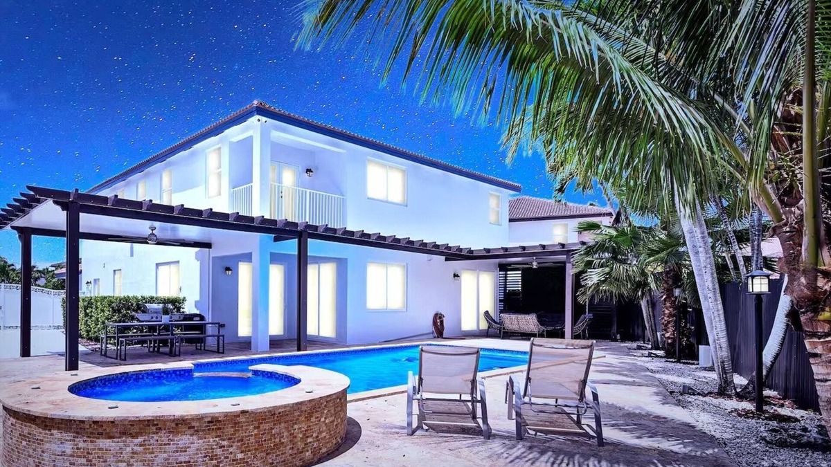 Tamiami Villa | Luxury Villa 5BD/5BA Pool Jacuzzi Near Airport & Miami Perfect World Cup 2026