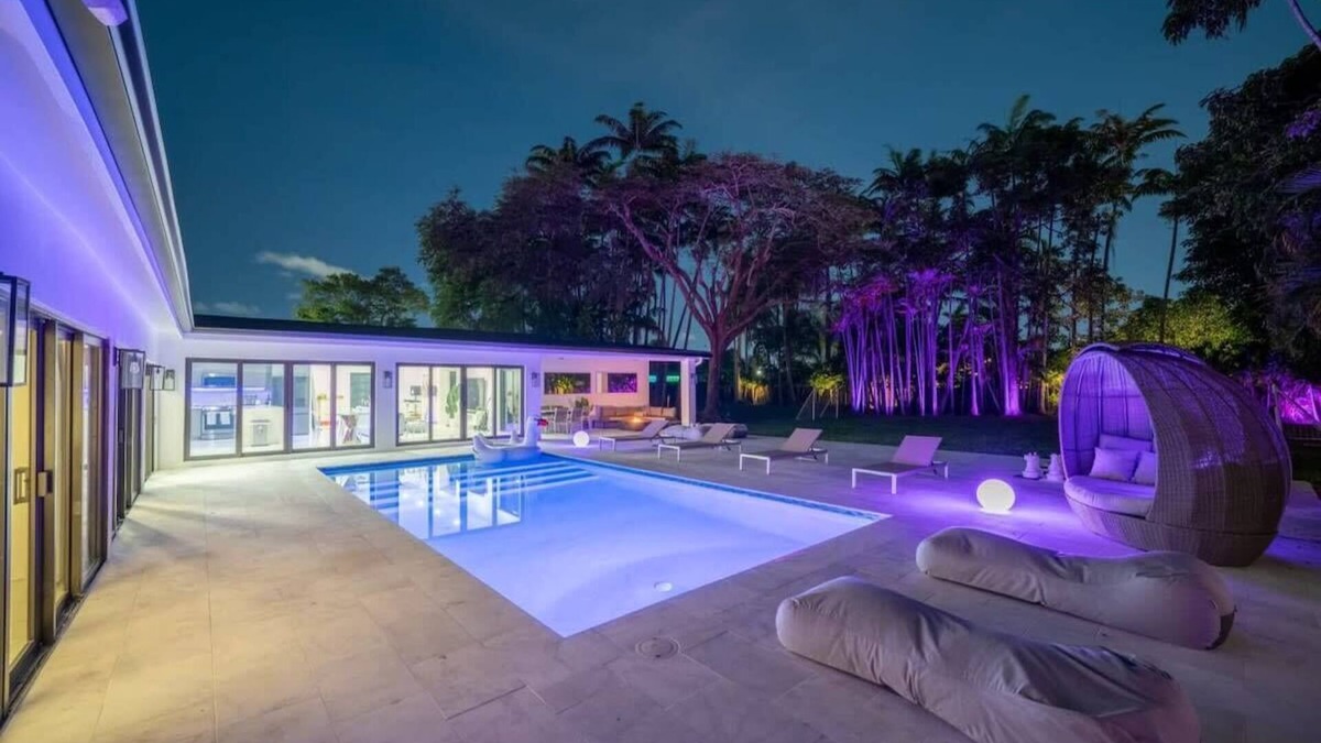 North Miami House | Luxury Villa Azure with Heated Pool 20min to Beach