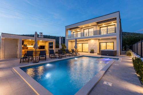 Marina Villa | Luxury Villa Diana with heated pool and jacuzzi