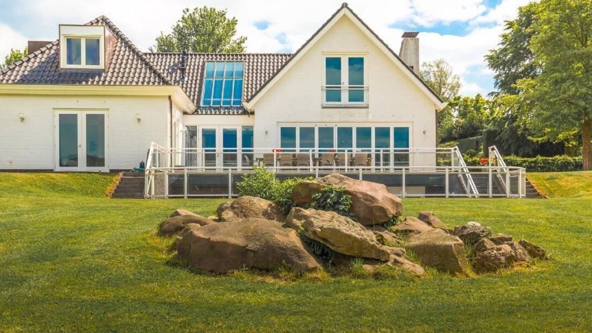 Mechelen House | Luxury Villa for Groups with modern bathrooms, Spa, Sauna, Indoor Pool, Professional Kitchen