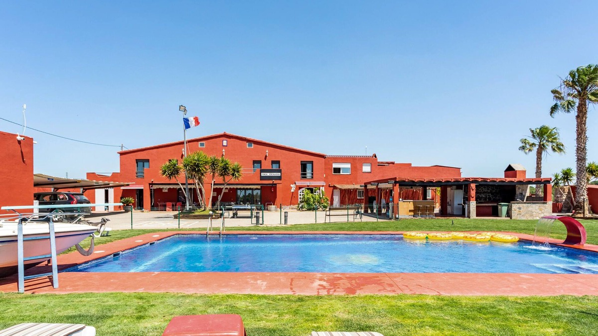 Vila-Seca Villa | Luxury Villa in Cambrils with Pool, Padel, soccer, Wi-Fi and More!