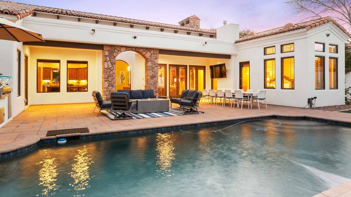 Charnwood House | Luxury Villa in gorgeous Arcadia area 2 Miles from Old Town!