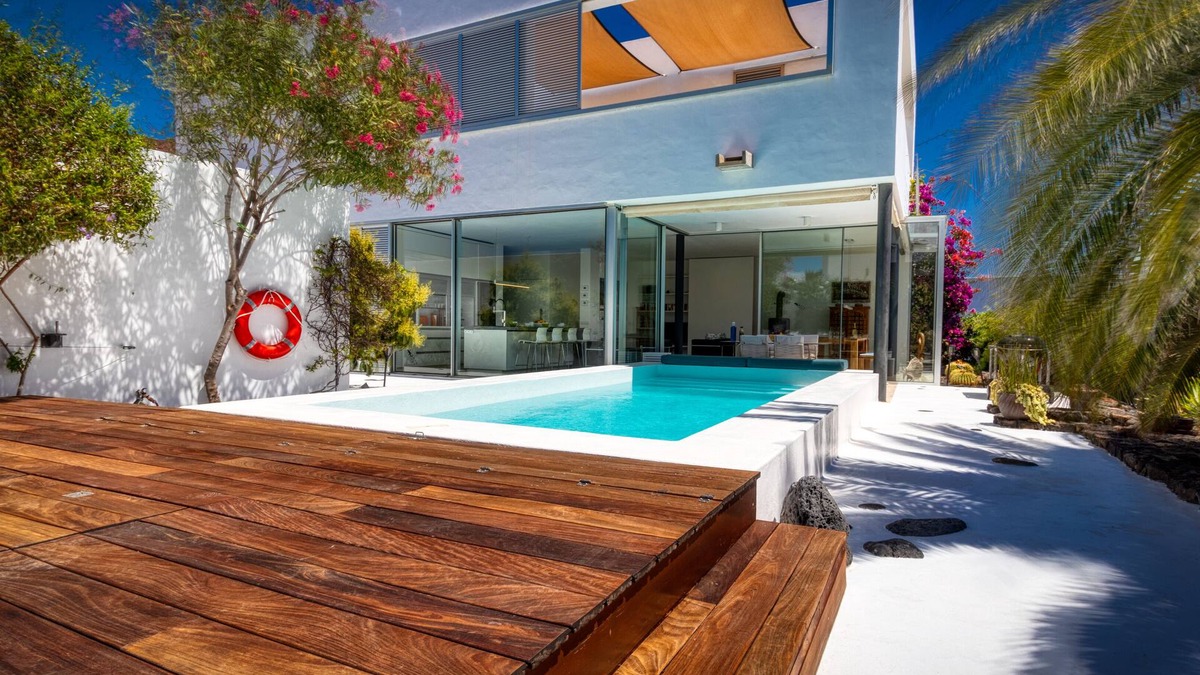 Guatiza Villa | Luxury Villa in Guatiza-3 Bedrooms-5 Pax-Heated pool-Wi-Fi-Sea view-Chill out