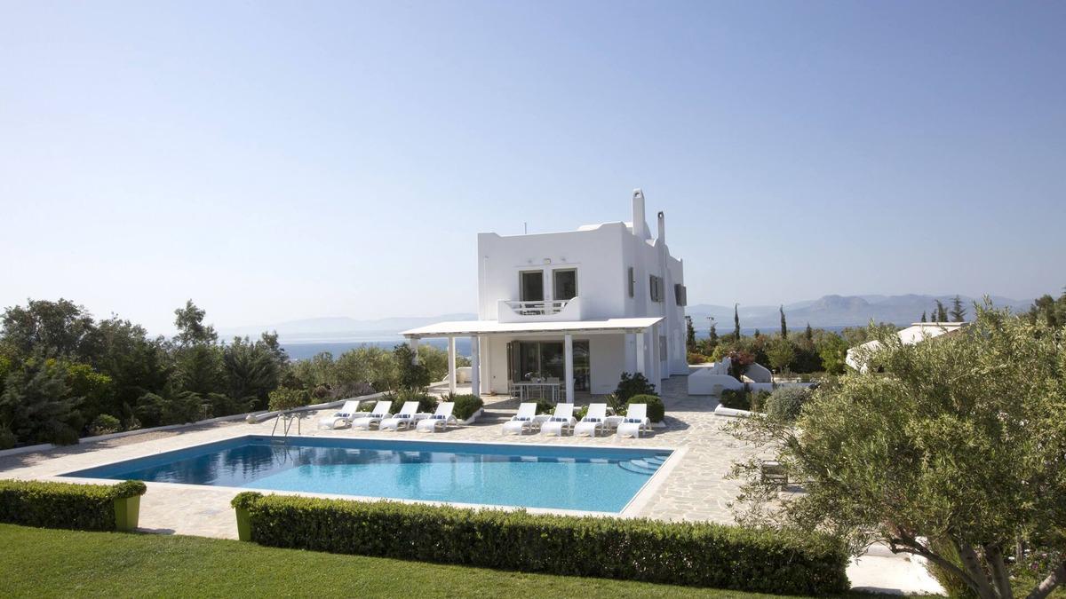 Limni Vouliagmenis Villa | Luxury Villa in Loutraki with private pool and spacious outdoor space