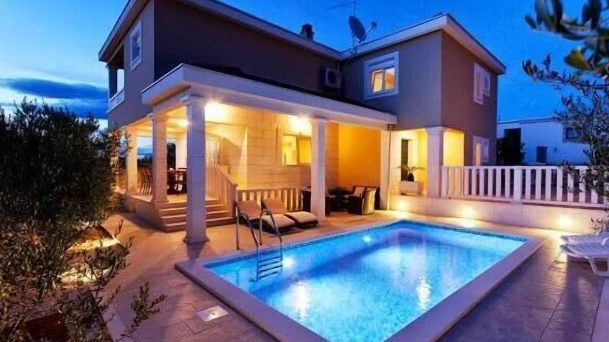 Necujam Villa | LUXURY VILLA IVAN WITH POOL, ISLAND ŠOLTA