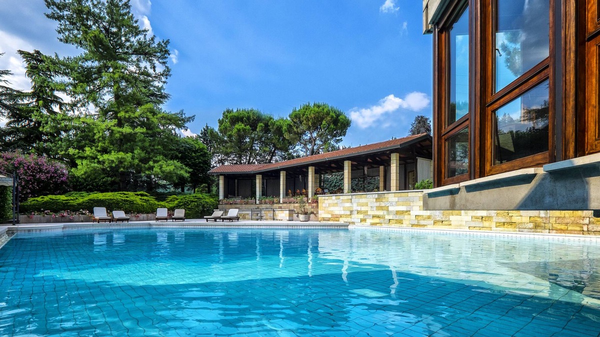 Arbizzano Villa | Luxury villa near Verona: design, swimming pool, park, tennis, fitness corner