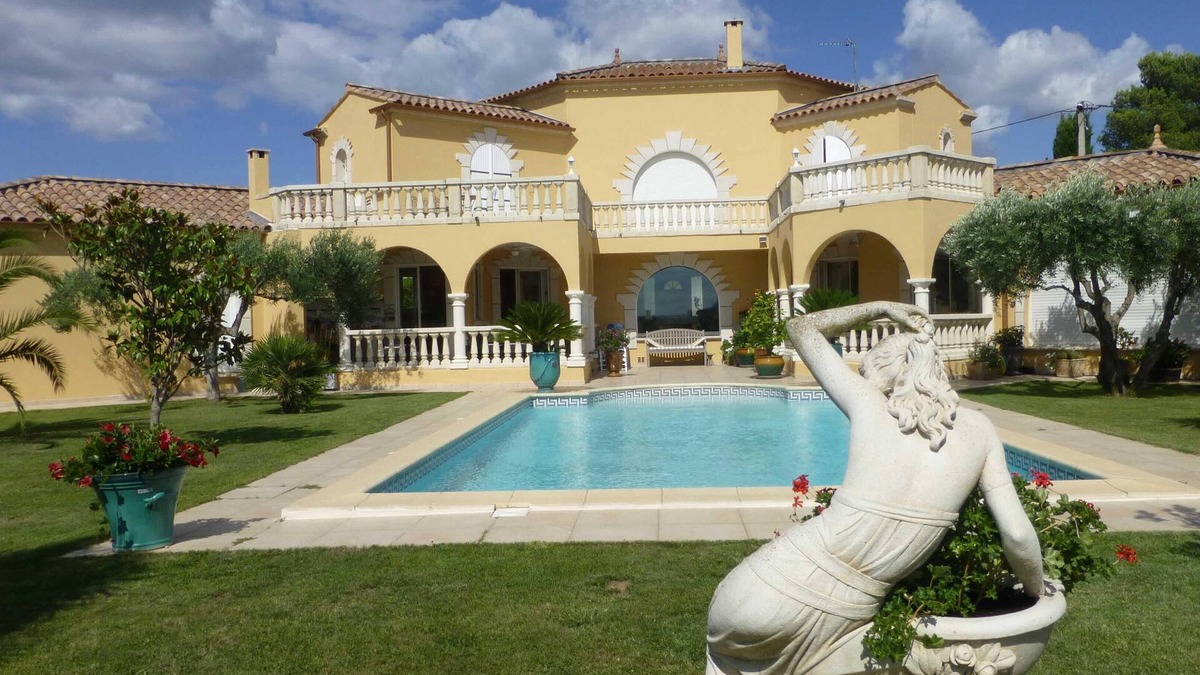 Vendemian Villa | Luxury Villa private heated pool Pets welcom