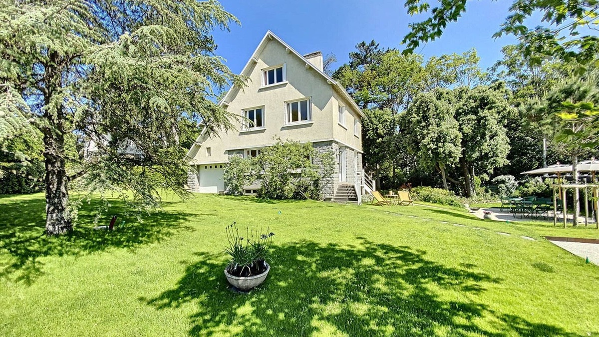 Jullouville-les-Pins House | Luxury Villa Steps from Beach, Close to Shops, BBQ, Parking, WiFi Included
