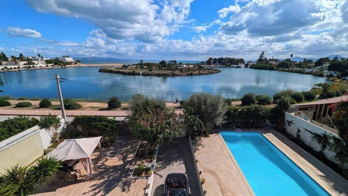 Amilcar Villa | Luxury Villa with central frontview on Historical Carthage Punic Ports