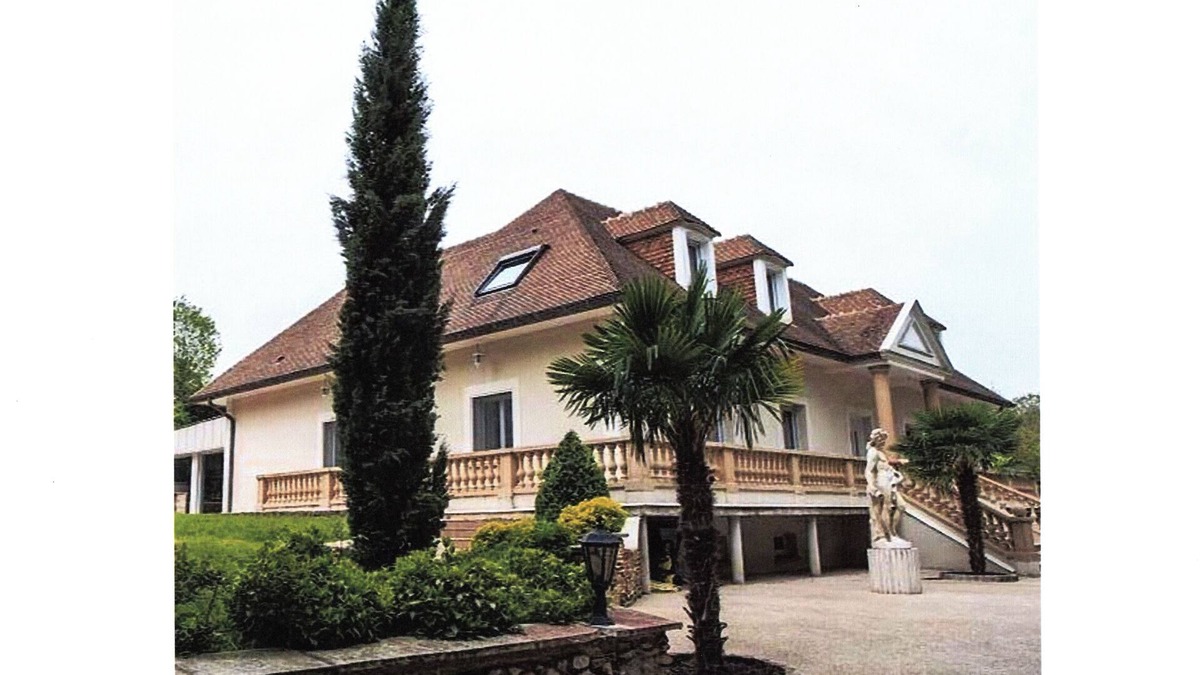 Hargeville Villa | Luxury villa with heated pool (5 bedrooms) near Paris 2024 Olympic Games