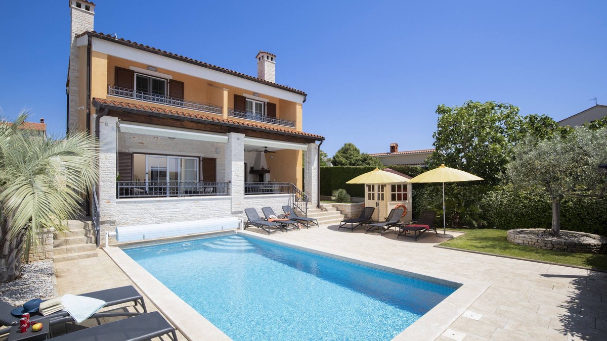 Pomer House | Luxury villa with heated pool by the sea in a quiet area