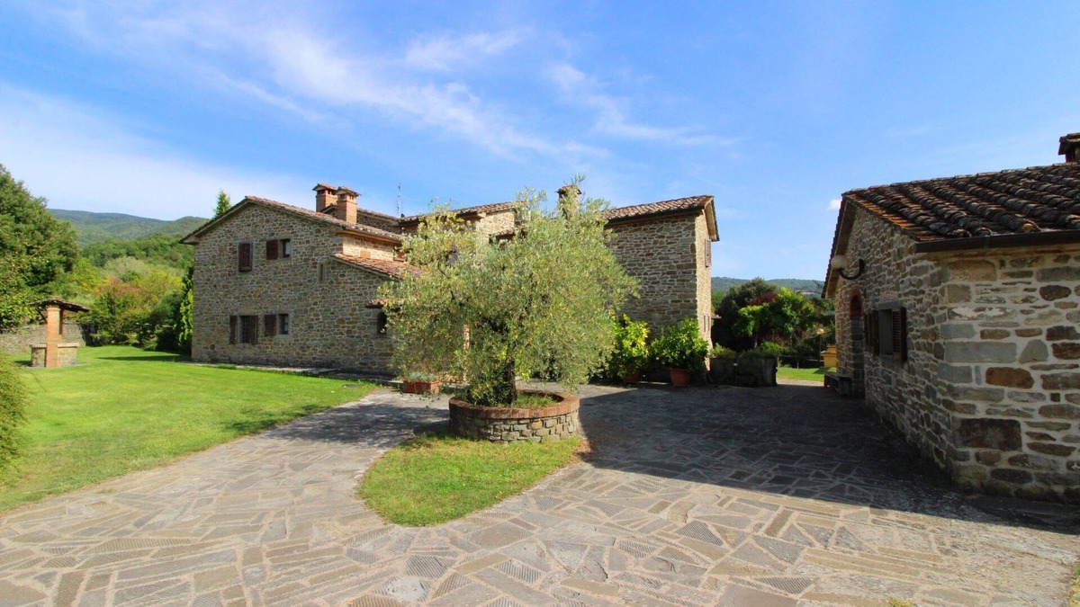Subbiano Villa | Luxury villa with private pool, outdoor Jacuzzi, billiard room and air conditioning, situated at the