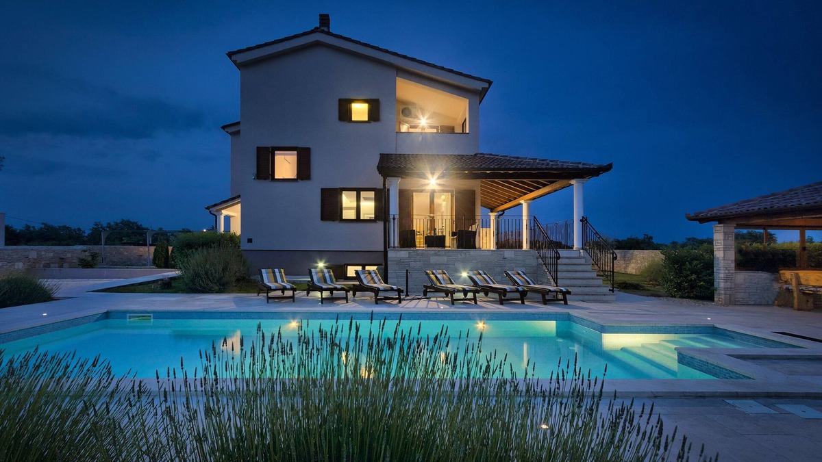 Svetvincenat Villa | Luxury villa with whirlpool and heated pool, quiet location, pets, sports field
