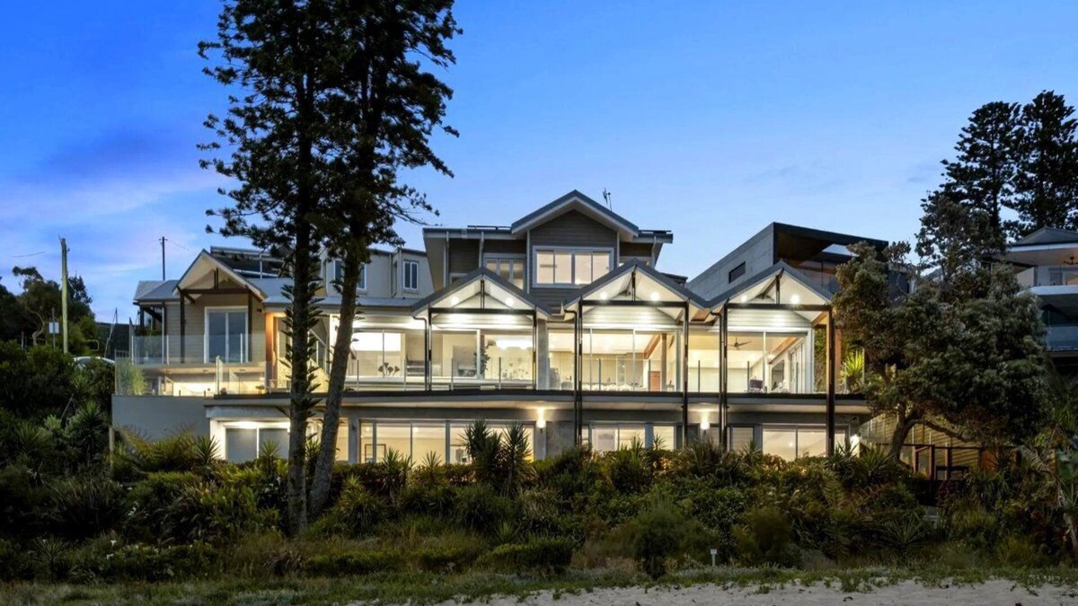 Blue Bay House | Luxury Villas Alaya at Toowoon Bay (Walk to the beach)