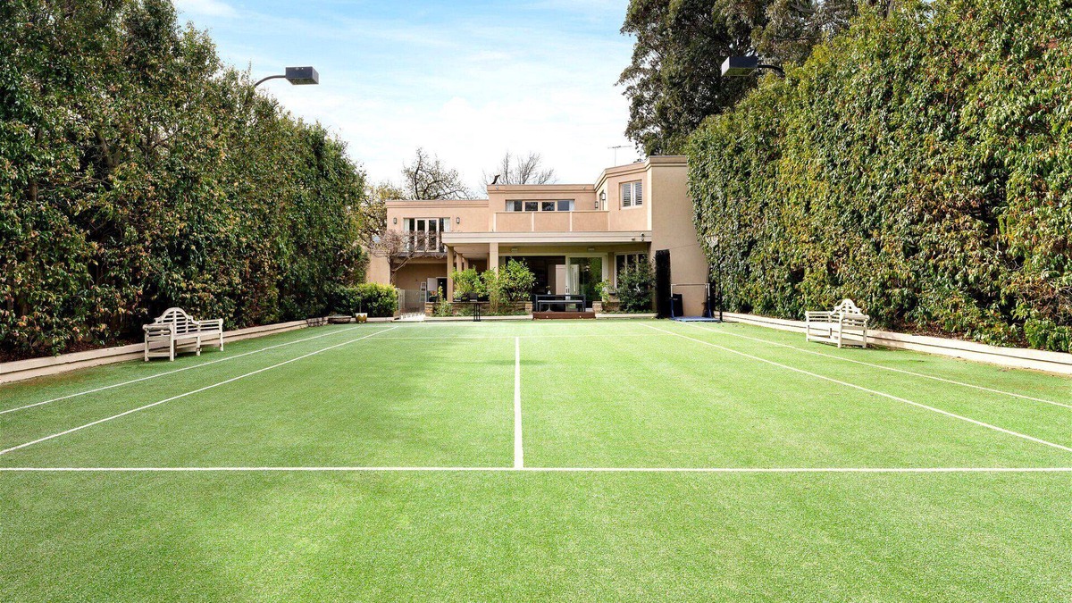 Prahran House | Luxury Villas Wynnstay House (Solar Heated Pool)