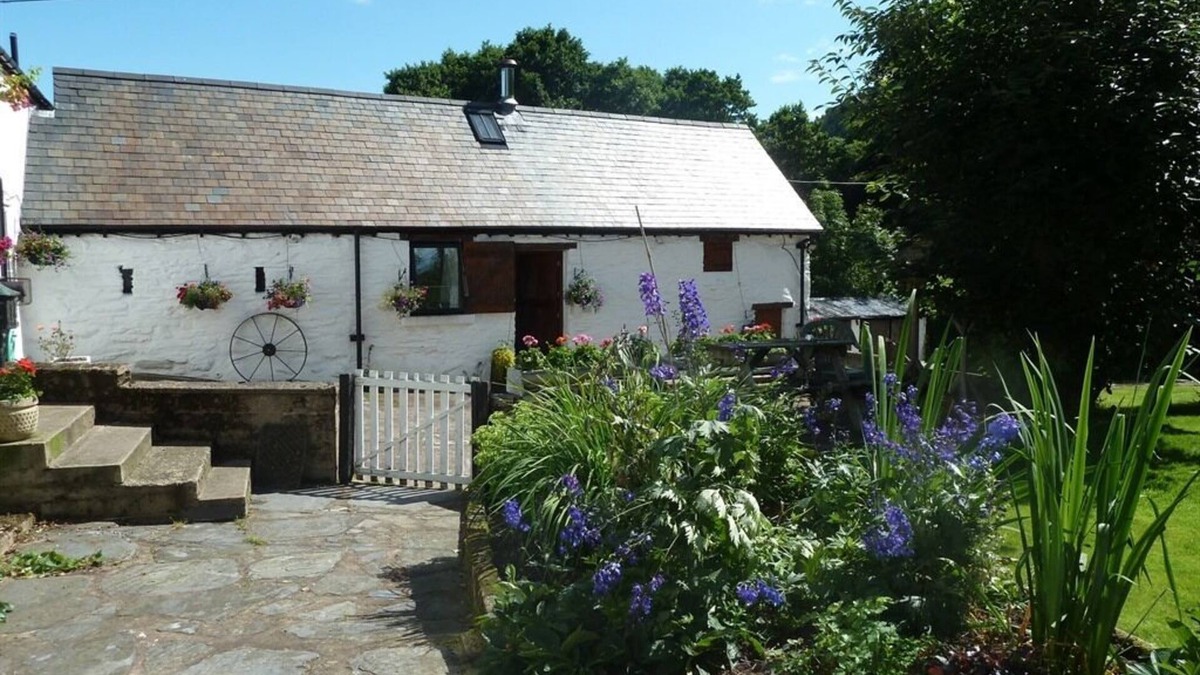 Glyn-Dyfrdwy Cottage | Luxury Wagtails Cottage with a Mountain View at Dee Valley Cottages
