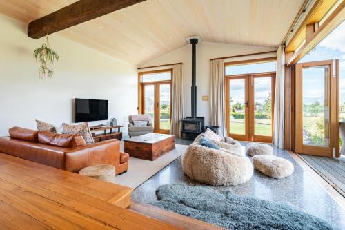 Luggate Villa | Luxury Wanaka villa, hot tub & mountain views