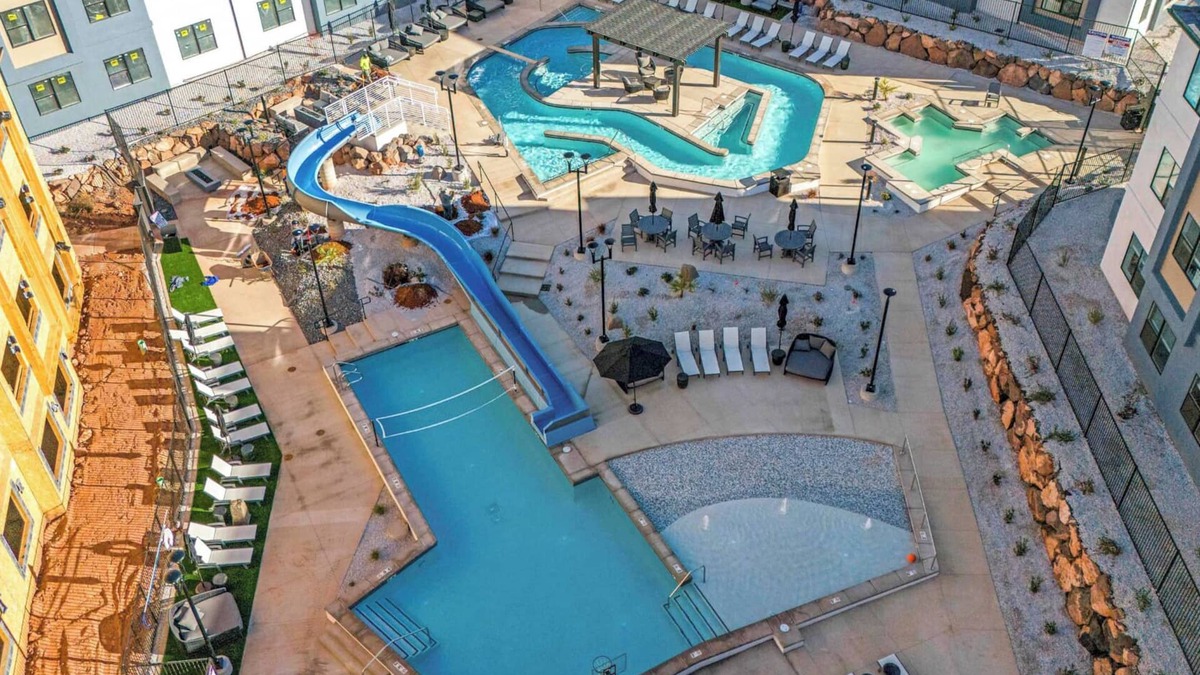 St. George House | "LUXURY WATER PARK. Sleeps 24. 4BR Resort Townhome. Paradise Close to Zion