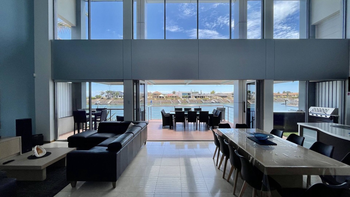Wallaroo House | LUXURY WATERFRONT ACCOMMODATION - 12 people 5 ensuites