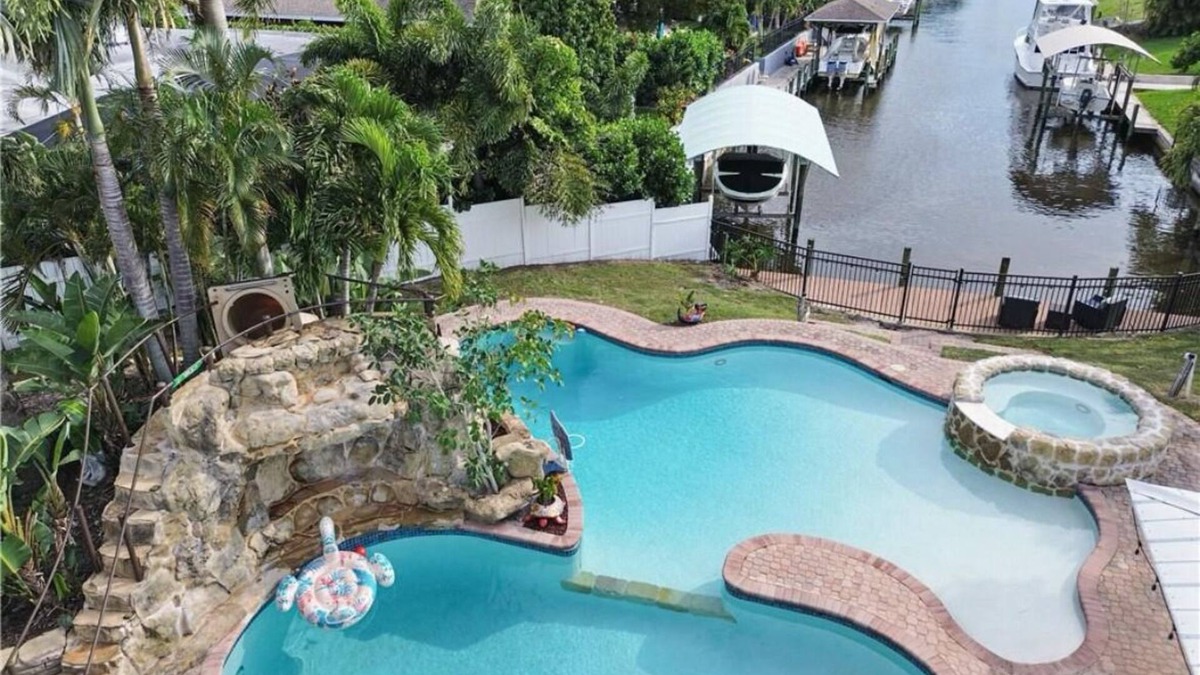 McGregor House | Luxury Waterfront Home w Pool HotTub and Waterslide. Off McGregor near Beaches