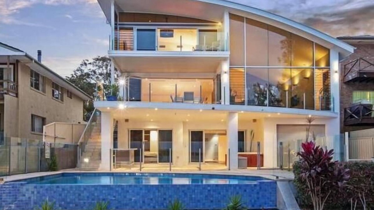 Balcolyn House | Luxury Waterfront Home with pool and spa family and pet friendly.