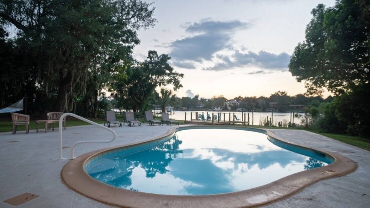 Oak Haven House | Luxury Waterfront/Pool House 7 mins to TIAA Bank Field