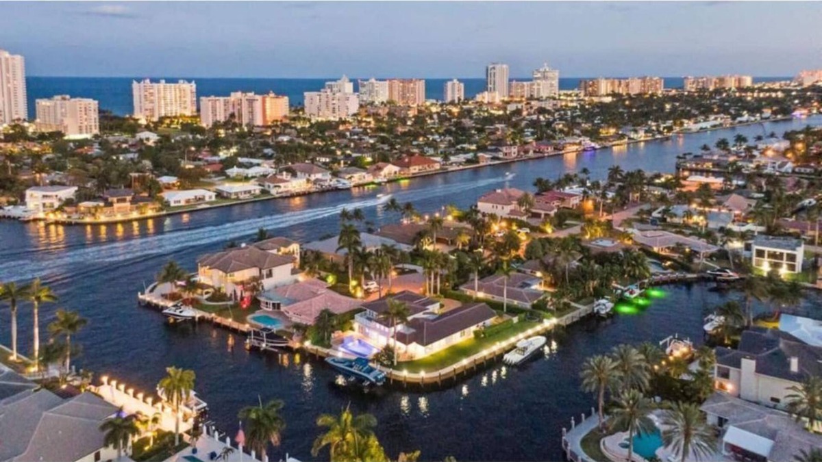 Pompano Isles House | "Luxury waterfront mansion with large pool" Near clear water & sandy beaches !