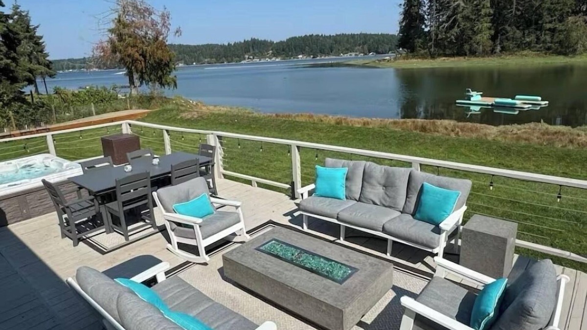 Allyn-Grapeview House | Luxury Waterfront with Hot Tub, Kayaks, Private Floating Dock, Single Story Home