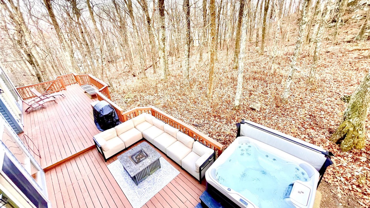 Chestnut Springs House | Luxury Wintergreen 5BR Hot Tub Sleeps 16+ Dog Friendly