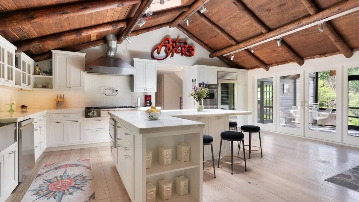 Woodstock House | Luxury Woodstock Retreat: 11 Acres of Bliss w Pool