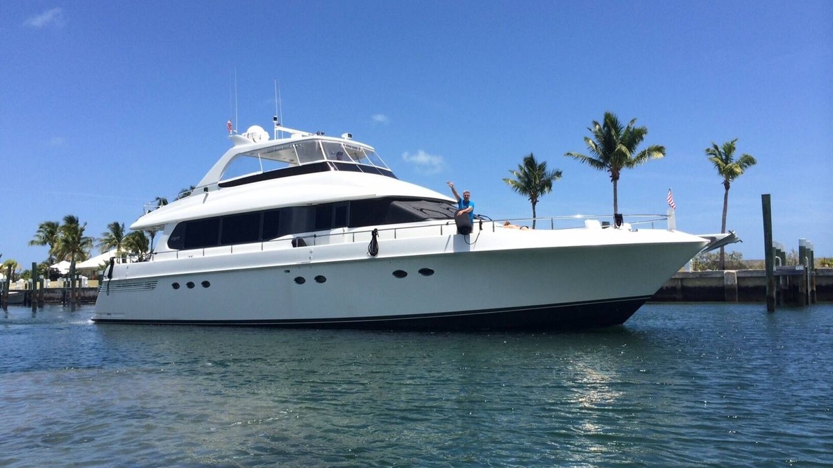 Hodgmans Daytona Boat Rental | Luxury Yacht - Escape the Crowds, Soak up the Sun & Enjoy Breathtaking Views!