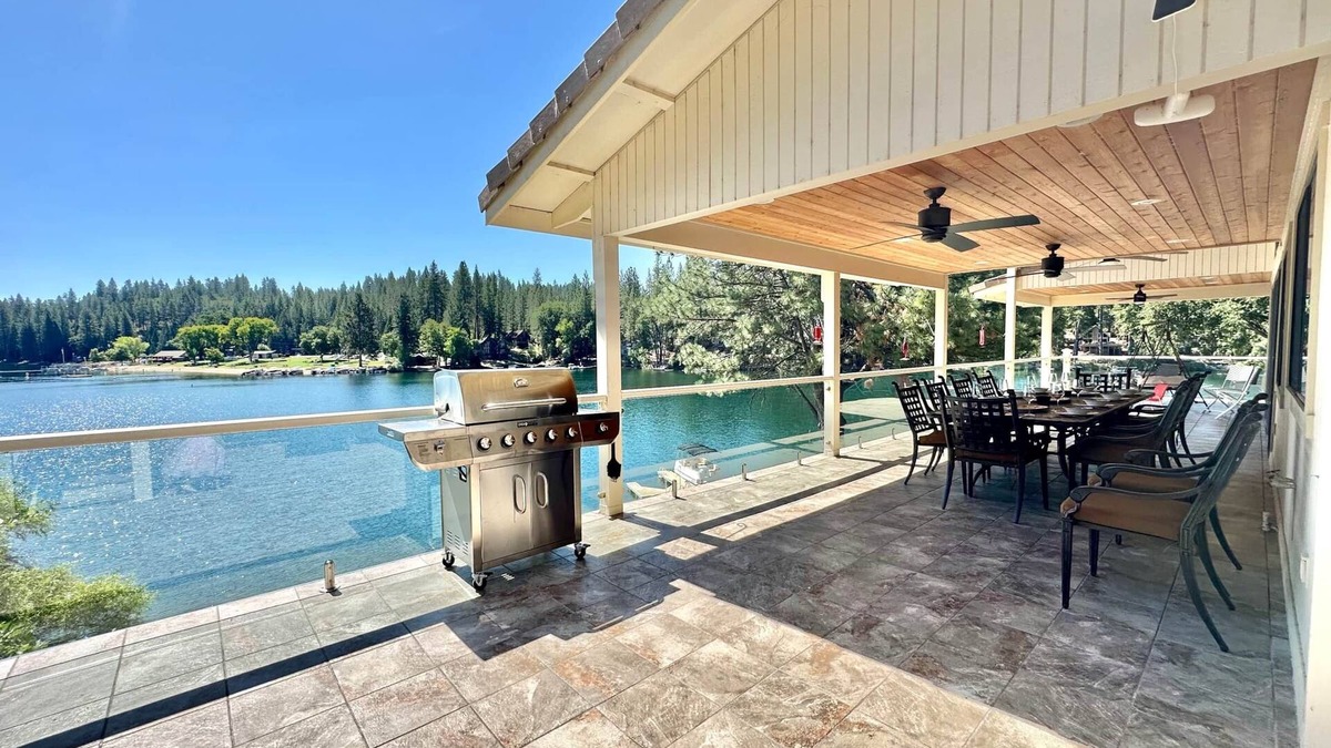 Groveland House | Luxury Yosemite Lake House - Lakefront 5BR Retreat w/Deck, Game Room & Kayaks