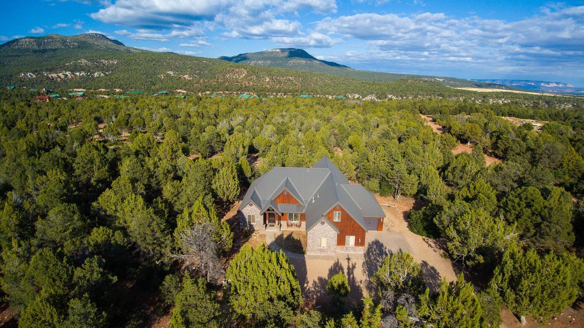 Zion National Park East Entrance Cabin | Luxury Zion Cabin: ping pong, cornhole, hammock, pool access, 7th night FREE!