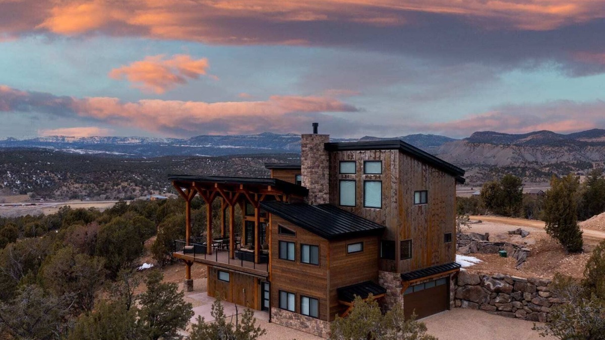Orderville House | Luxury Zion Retreat | Views, Hot Tub & Sleeps 14