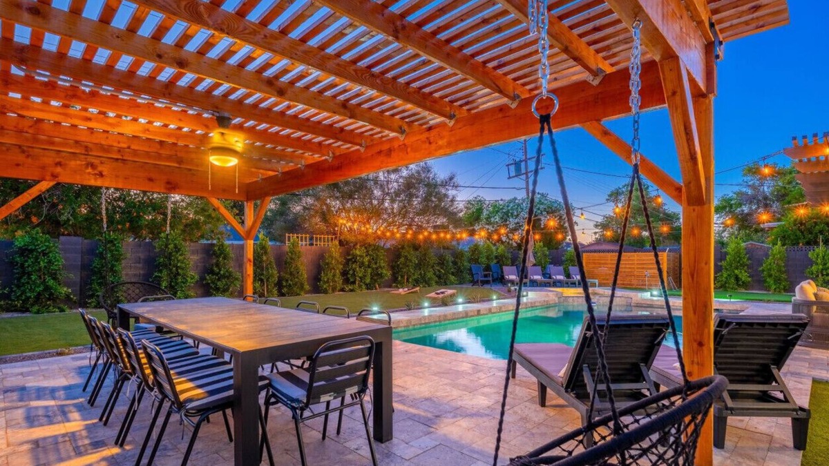 Trail West House | LuxuryOasis +HtdPool+HotTub+Fire Pit+Golf +OldTown
