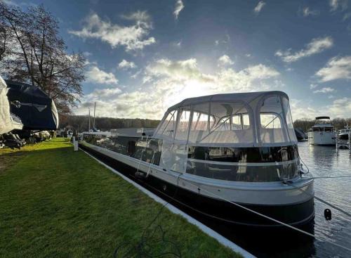 Wilhelmstadt House | Luxus Wohnschiff Madam President