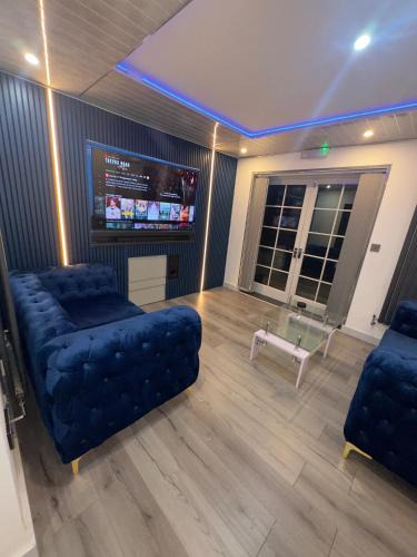 Brunel Apartment | Luxxe House with Hot tub and Pool table